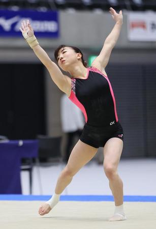 女子予選を翌日に控え、ゆかの練習に励む寺本明日香（代表撮影）