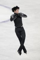 公式練習でジャンプする羽生結弦（代表撮影）
