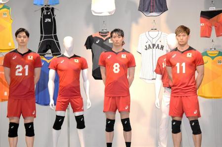 　五輪ユニフォーム展示会に出席した（左から）高橋藍、柳田将洋、西田有志