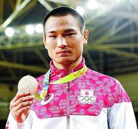 リオ五輪で獲得した銅メダルを披露する海老沼匡（２０１６年）
