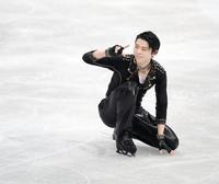 演技を終え、日本チームに向かって笑顔でポーズをとる羽生結弦＝丸善インテックアリーナ大阪（代表撮影）