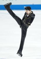 演技をする羽生結弦＝１５日、大阪市丸善インテックアリーナ大阪（代表撮影）