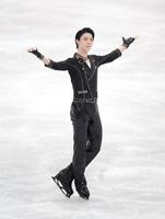 演技を終え、拍手に応える羽生結弦＝丸善インテックアリーナ大阪（代表撮影）