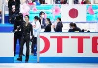 　笑顔を見せる（左）（代表撮影）