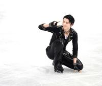 　演技を終え、日本チームに向かって笑顔でポーズをとる羽生結弦（代表撮影）