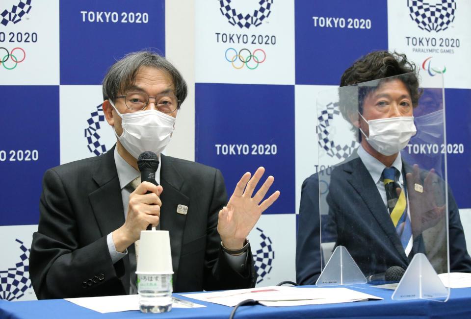 　コラボレーション大会ルックについて、記者の質問に答える東京五輪・パラリンピック組織委員会の古宮正章副事務総長（左）ら（代表撮影）