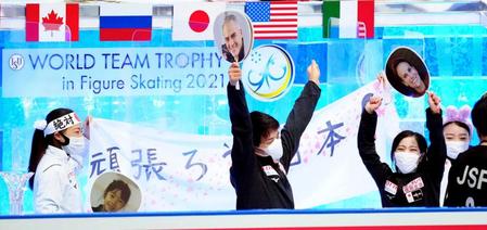 　ペアＳＰの順位を確認し笑顔の（左から）坂本花織、木原龍一、三浦璃来、紀平梨花（代表撮影）