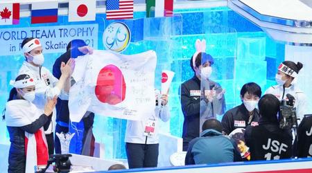 　演技を終え日本チームの選手たちからねぎらいを受ける羽生（右から２人目）（代表撮影）