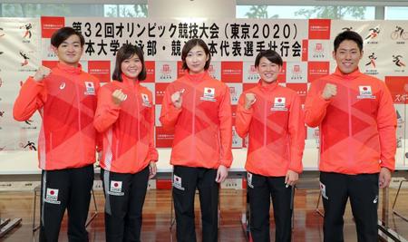 壮行会後、撮影に応じる競泳日本代表選手の（左から）関海哉、長谷川涼香、池江璃花子、小堀倭加、本多灯（代表撮影）