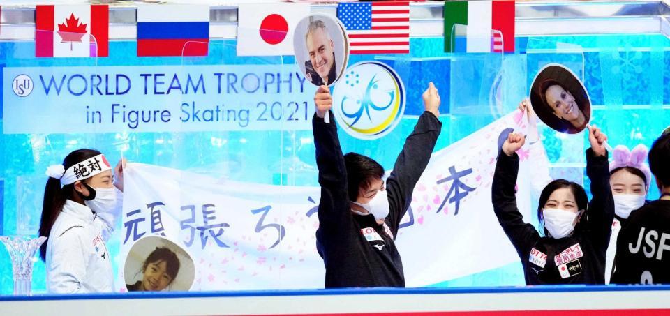 　ペアＳＰの順位を確認し笑顔の（左から）坂本花織、木原龍一、三浦璃来、紀平梨花（代表撮影）