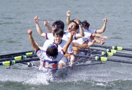早慶レガッタ、慶大が僅差で勝利ボートのエイト、１６年大会以来