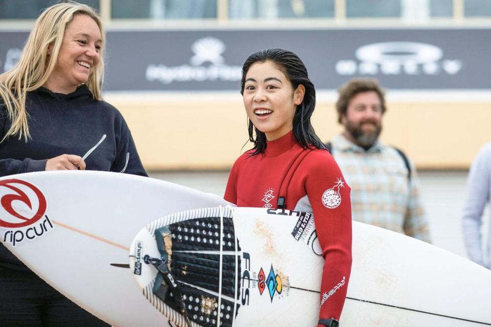 　サーフィンＣＴデビューを果たした都筑有夢路（手前右）＝ナラビーン（Ｃ）ＷＳＬ・共同