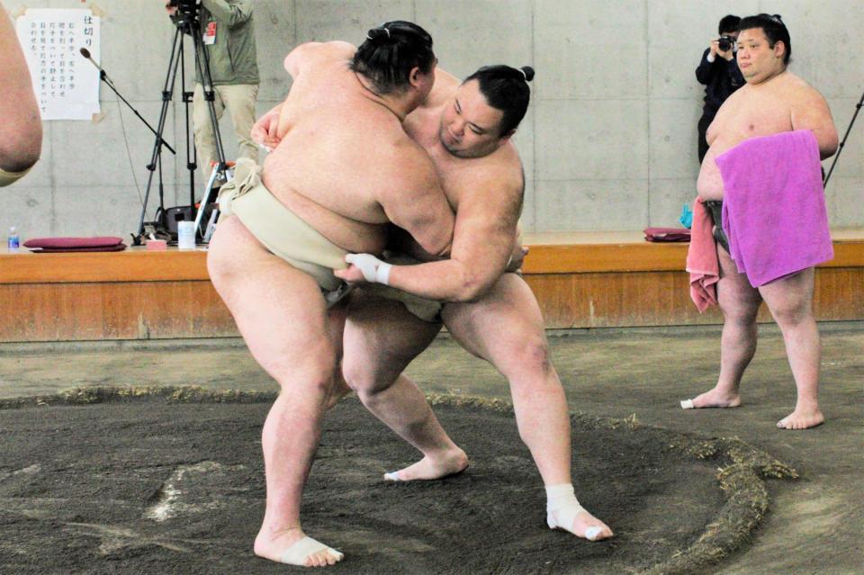 　正代（左）の攻めをしのぐ朝乃山（代表撮影）