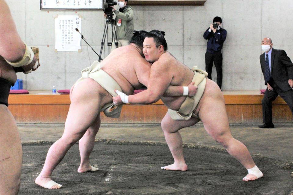 　正代（左）と組み合う朝乃山（代表撮影）