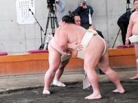 　御嶽海（右）を攻める朝乃山＝代表撮影