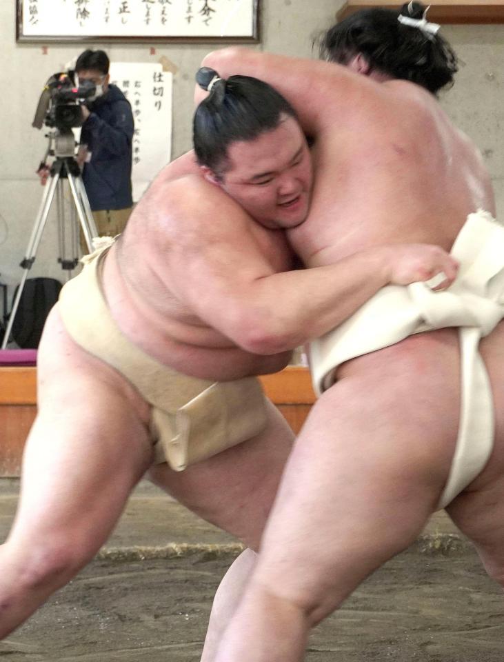 合同稽古で明生（右）を攻める朝乃山＝両国国技館内の相撲教習所