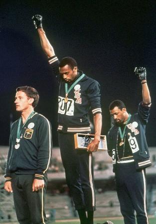 　１９６８年メキシコ五輪の陸上男子２００メートルで、表彰式で黒い手袋をはめ「無言の抗議」をする米国の２選手（ＡＰ＝共同）
