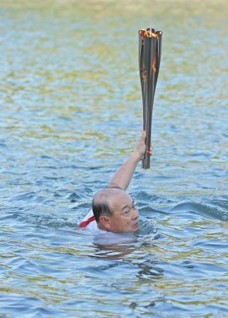 聖火リレー、日本泳法で川を渡る大分出身の指原莉乃さんも登場