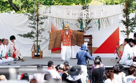 　宮崎県高千穂町で聖火リレーのスタート前に披露された神楽＝２５日午前