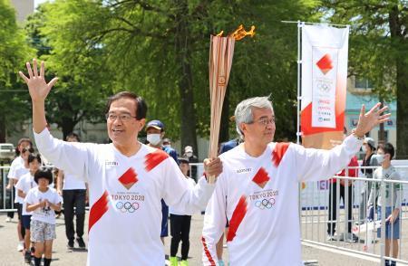 聖火リレー、宮崎で宗兄弟が登場マラソンで活躍、太鼓響く中走行