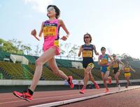 女子１万メートル　力走する前田穂南（左端）＝神戸ユニバー記念競技場