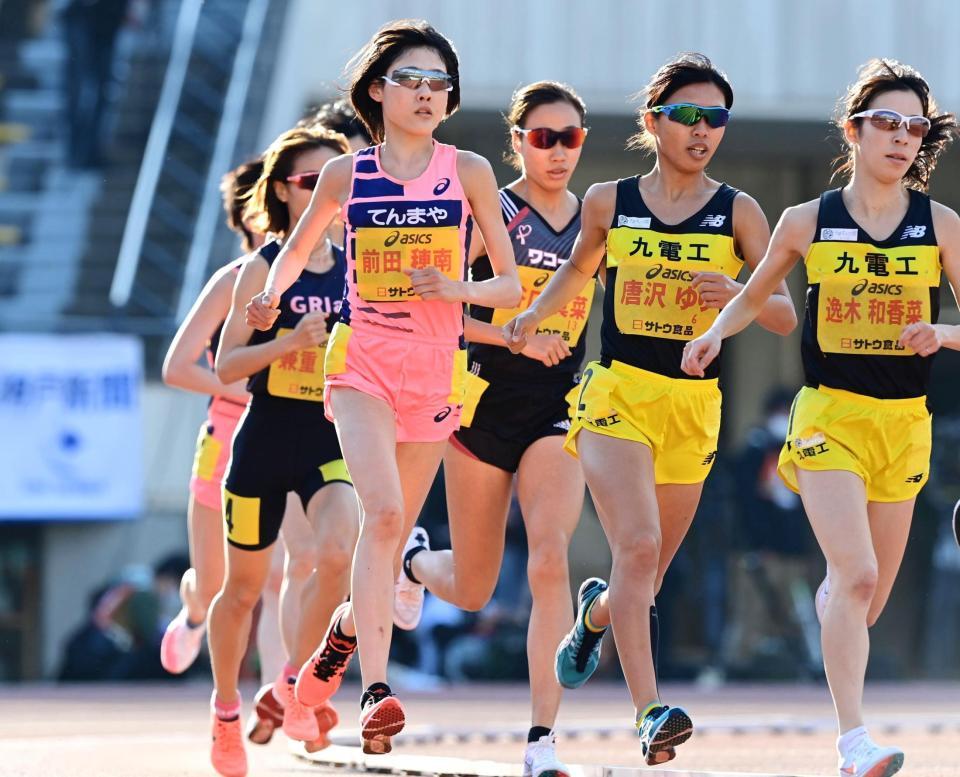 グランプリ女子１万メートル決勝　３３分２５秒８５で４位に入った天満屋の前田穂南（手前左端）。右端は日本人トップの２位に入った九電工の逸木和香菜（撮影・中西幸大）