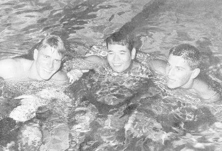 　１９６０年のローマ五輪競泳男子４００メートル自由形で３位のジョン・コンラッズさん（右）。中央は２位の山中毅さん、左は優勝したマレー・ローズさん（ＵＰＩ＝共同）