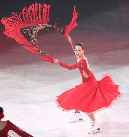 華麗な演技を披露する浅田真央さん