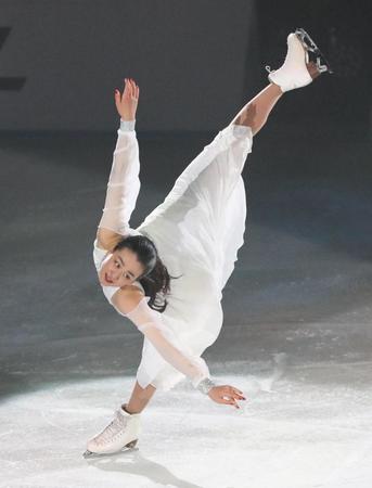 アイスショーで演技を披露する浅田真央さん＝横浜アリーナ