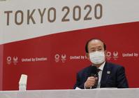 　東京五輪・パラリンピック組織委員会の理事会後、記者会見する武藤敏郎事務総長（代表撮影）