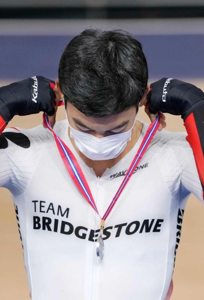 　自転車トラック種目テスト大会の表彰式でメダルを自ら首にかける選手
