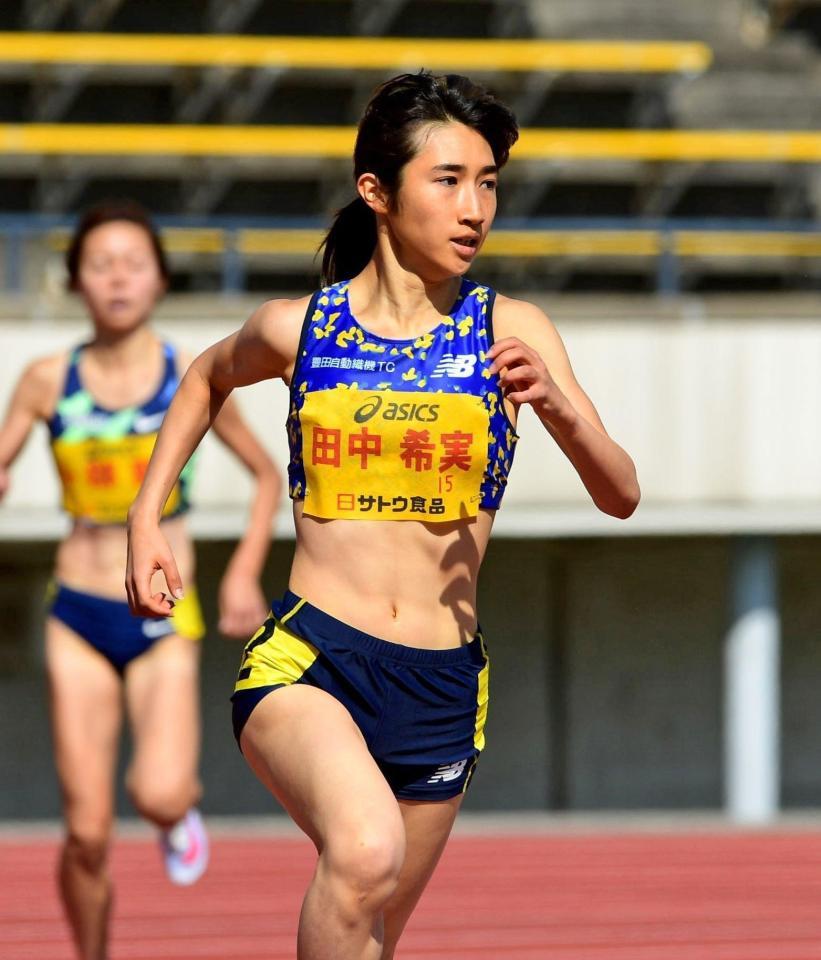 グランプリ女子１５００メートル決勝　先頭を快走する豊田自動織機ＴＣの田中希実（手前）