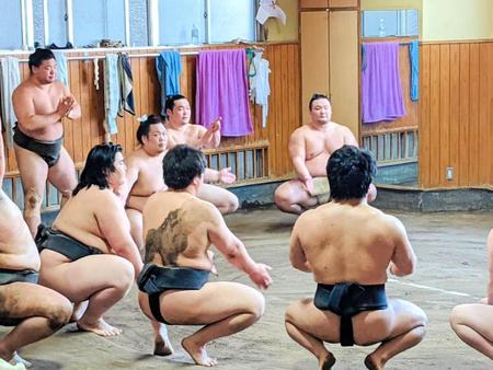 　稽古終わりで手締めする朝乃山（奥）＝日本相撲協会提供