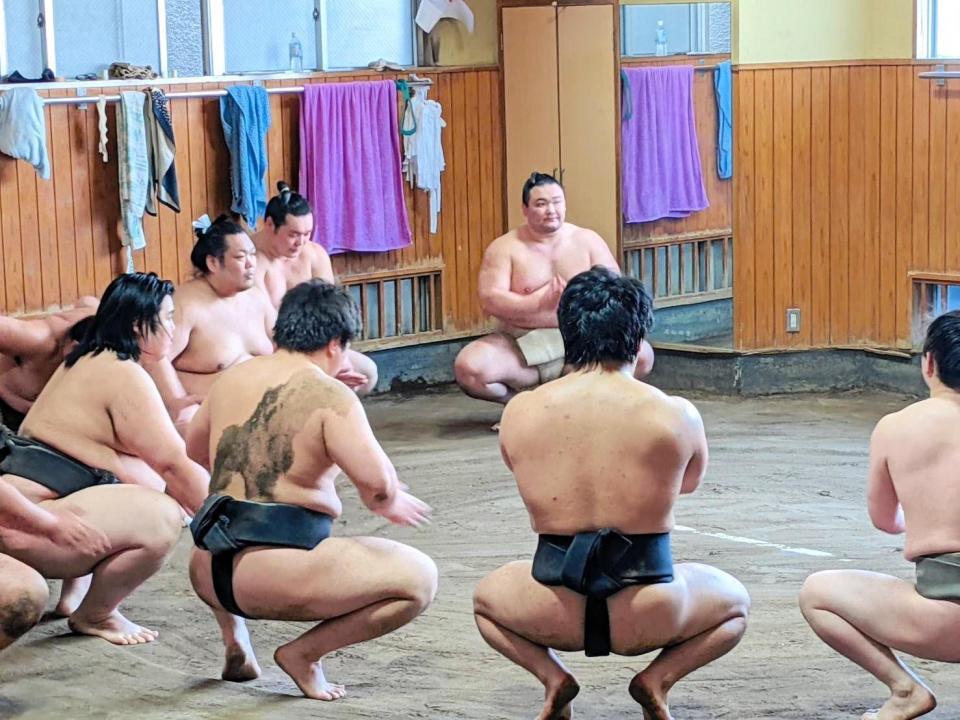 　稽古終わりで手締めする朝乃山（奥）＝日本相撲協会提供