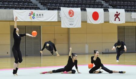 新体操団体、ボールの新演目披露日本代表が練習公開
