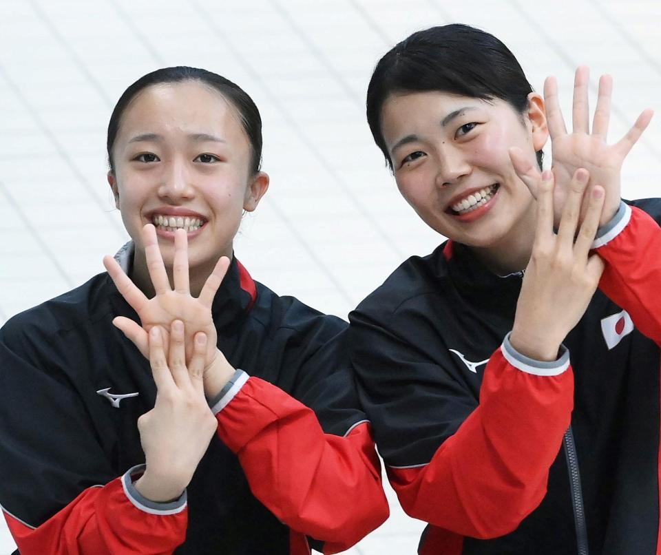 　女子シンクロ板飛び込み決勝　８位となりポーズを決める宮本葉月（左）、榎本遼香組（撮影・堀内翔）