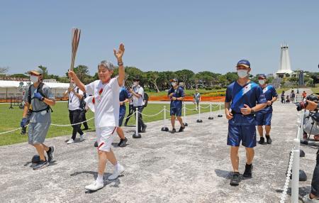 　沖縄県糸満市の平和祈念公園で聖火ランナーを務めた宮城勇さん＝２日午前