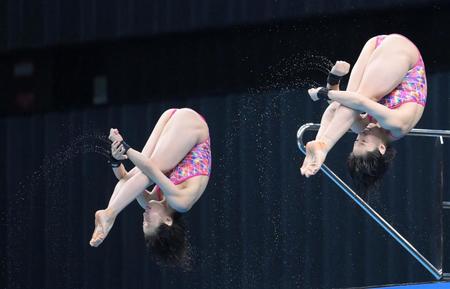 　女子シンクロ板飛び込み決勝３本目　荒井祭里（左）、板橋美波の演技（撮影・堀内翔）