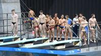 　男子シンクロ板飛び込み予選の前に練習する各国の選手たち（撮影・堀内翔））