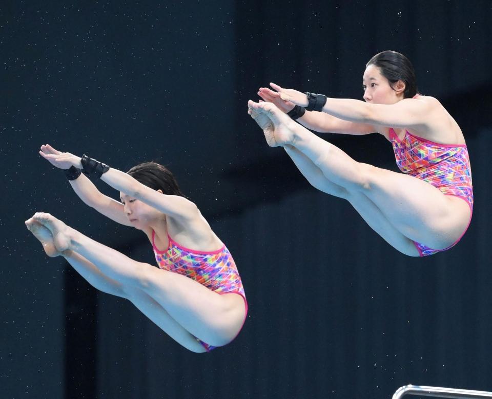 　女子シンクロ板飛び込み決勝２本目　荒井祭里（左）、板橋美波の演技（撮影・堀内翔）