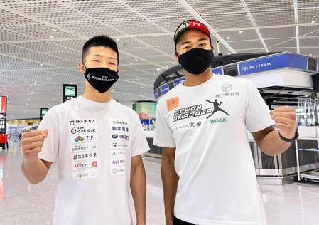 　ロシアでのボクシング国際大会に出場する岡沢セオン（右）と田中亮明