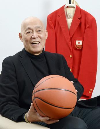 　２０１８年１月、インタビューに答える谷口正朋さん。後方はミュンヘン五輪開会式で着用したジャケット