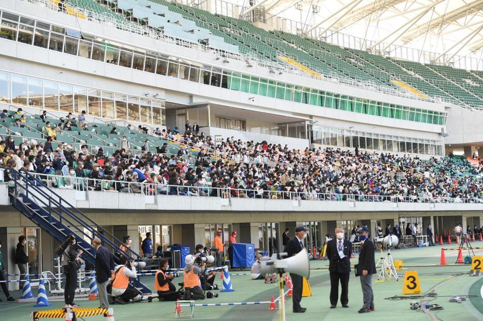 スタンドに多くの人が観戦に訪れた静岡国際陸上大会会場＝エコパスタジアム（撮影・高石航平）