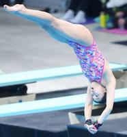 女子高飛び込み予選３本目　安田舞の演技＝東京アクアティクスセンター（撮影・堀内翔）