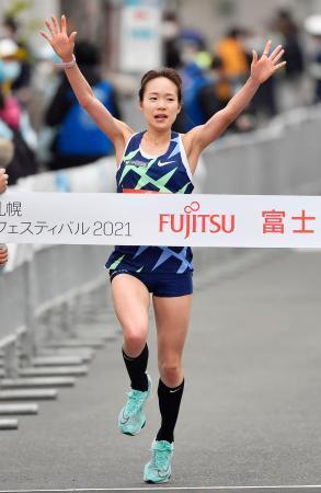 　女子ハーフマラソン　１時間８分２８秒で優勝した一山麻緒＝札幌市