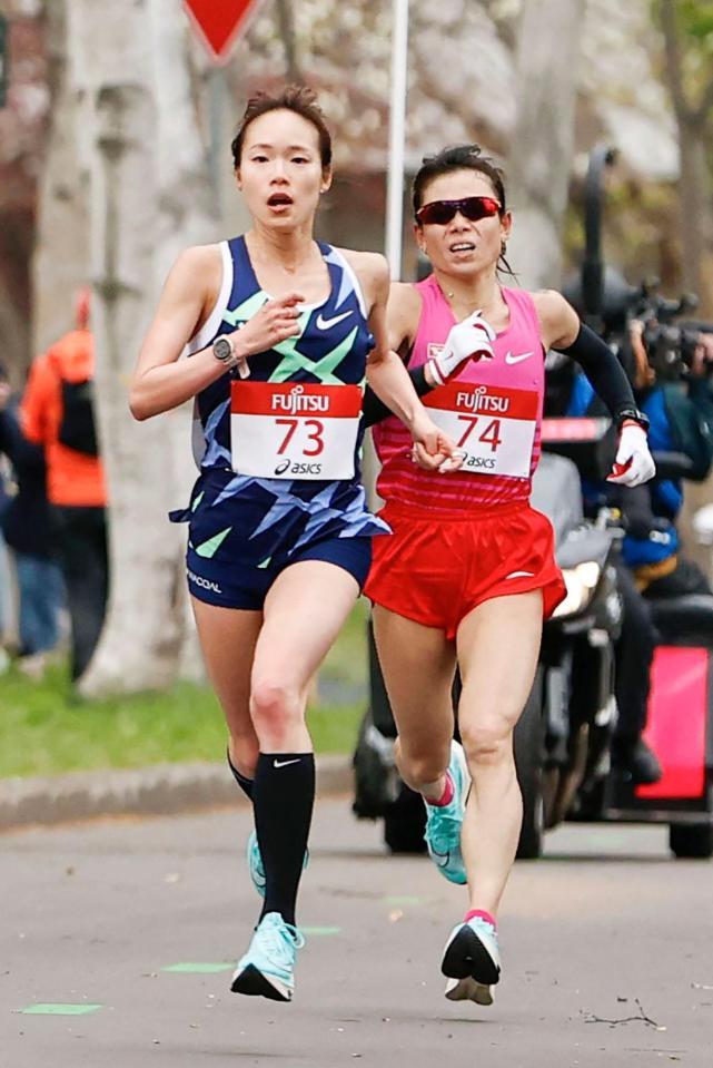 女子ハーフマラソン　約19キロ付近の北海道大構内を力走する一山麻緒（左）と松田瑞生＝札幌市