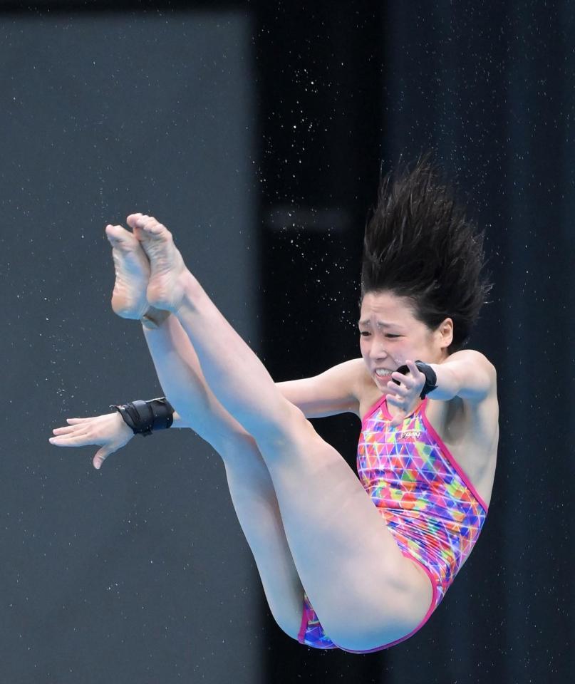 女子高飛び込み決勝２本目　荒井祭里の演技＝東京アクアティクスセンター（撮影・堀内翔）