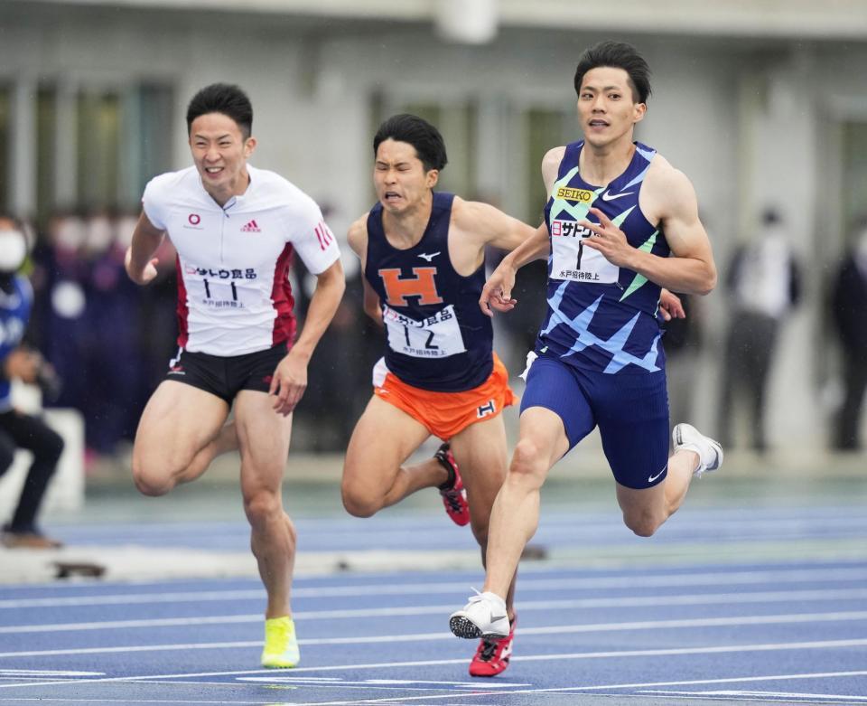 　男子１００メートル決勝　１０秒７１でゴールする山県亮太（右）