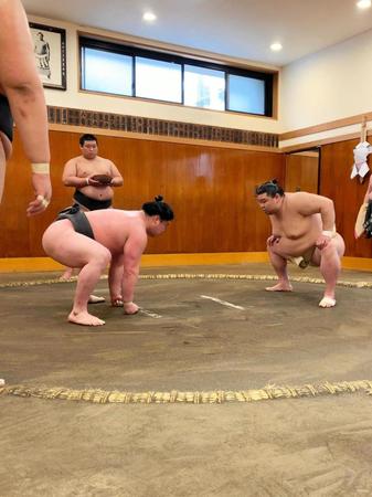 相撲を取る稽古で調整した正代（右）＝日本相撲協会提供