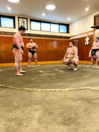 若い衆相手に相撲を取る正代（右）＝日本相撲協会提供
